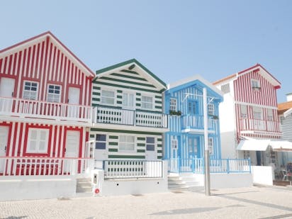 ポルトガル コスタ ノヴァがフォトジェニックでかわいい の写真 三角屋根の家がすき間なく立ち並ぶ 絵本の世界のよう ポルトガル コスタ ノヴァがフォトジェニックでかわいい の写真 三角屋根の家がすき間なく立ち並ぶ 絵本の世界のよう