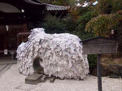 京都 最強のパワースポット 縁切り 縁結びの神社 安井金比羅宮 の写真 裏から表にくぐる