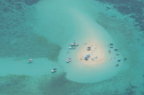 日本とケアンズの時差は 1時間 ケアンズへの飛行時間は の写真 上空からのグリーン島