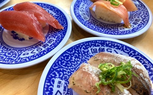 Go To Eat イート でお得に回転寿司 くら寿司 の写真 ポイントに喜ぶ人のイラスト 男性 By いらすとや Go To Eat イート でお得に回転寿司 くら寿司 の写真 ポイントに喜ぶ人のイラスト 男性 By いらすとや