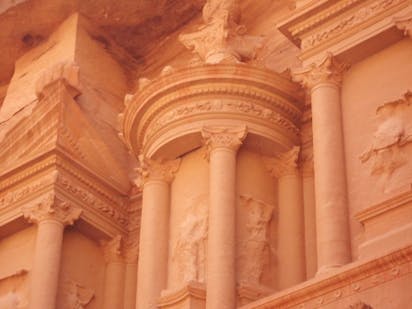 薔薇色に染まる秘密の古代都市 ヨルダンの世界遺産ペトラ遺跡 2ページ目