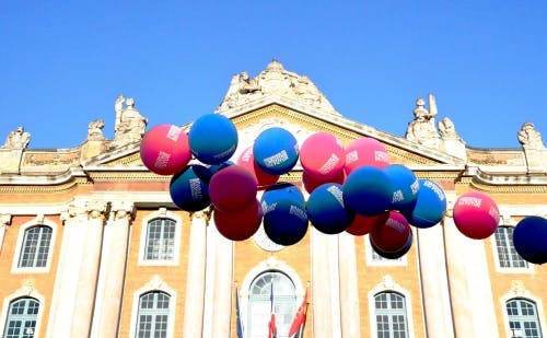 フランス トゥールーズ バラ色の街 の観光必須スポット11選の写真 スターバックスの地域限定マグのトゥールーズ版は市庁舎の上を飛行機 が飛んでいく柄です バラ色の街にふさわしくピンク系を基調とし 歴史と最新技術が融合した美しい街を表現しているカップです フランス トゥールーズ バラ色の街 の観光必須スポット11選の写真 スターバックスの地域限定マグのトゥールーズ版は市庁舎の上を飛行機 が飛んでいく柄です バラ色の街にふさわしくピンク系を基調とし 歴史と最新技術が融合した美しい街を表現しているカップです