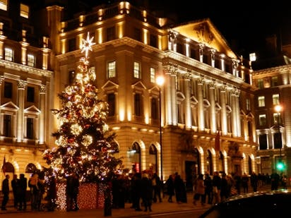 イギリス 壮麗な夢の世界へ クリスマスの夜長を楽しむロンドンの写真 クリスマスツリー