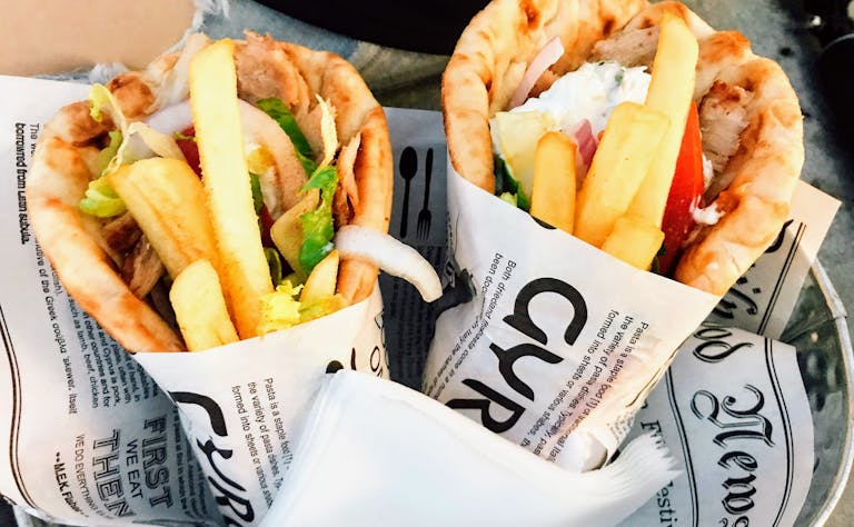 【サントリーニ島・フィラ】ギリシャ伝統料理「スブラキ・ギュロス」が安く食べられるお勧め4店!