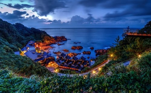 一度は見たい 石川県が誇る絶景スポット10選の写真 足湯につかりながら滝を眺めることができます 一度は見たい 石川県が誇る絶景スポット10選の写真 足湯につかりながら滝を眺めることができます