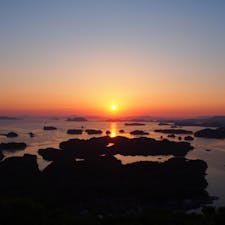 長崎の佐世保沖に広がる九十九島。

鑑賞スポットがいくつかあって、この写真は展海峰という展望台から撮ったものです。

穏やかな海に写る夕陽が美しすぎて、陽が沈むまでひたすらぼーっと眺めてしまいました。