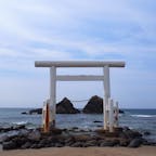 福岡の人気エリア、糸島といえばの有名スポット・二見ヶ浦。

鳥居の奥に見えているのは夫婦岩と呼ばれる岩で、糸島周辺ではこんなふうに海沿いに建てられた鳥居が何度か目につきました。

それだけ海を大事にしてる地域ってことなのかなー