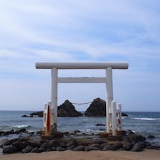 福岡の人気エリア、糸島といえばの有名スポット・二見ヶ浦。

鳥居の奥に見えているのは夫婦岩と呼ばれる岩で、糸島周辺ではこんなふうに海沿いに建てられた鳥居が何度か目につきました。

それだけ海を大事にしてる地域ってことなのかなー