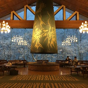 奥入瀬渓流ホテルのラウンジ。岡本太郎作の暖炉です。雪に覆われた奥入瀬渓流を見ながらのティータイム☕️