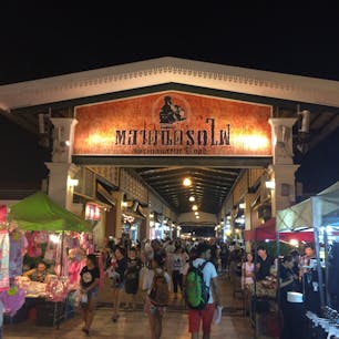 タラート  ロットファイ シーナカリン

めちゃくちゃ広い‼︎

ローカル色満点💯