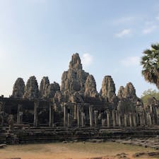 アンコールトム中心部にあるヒンドゥー・仏教混交のバイヨン寺院。早朝に訪問したので観光客はまばら。写真だと遠くてわかりずらいですが、50近い塔には各塔の4面に弥勒菩薩やヒンドゥーの神様の巨大な顔が彫られていて迫力抜群です。
#アンコールトム #世界遺産