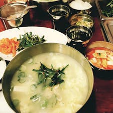 ソウル 武橋洞プゴグッチッ
人気の干し鱈スープ老舗店。
朝から 地元のひとも沢山並びます。
市庁から歩いてすぐです。
ホッとできる 味。
ニラのキムチが絶品‼︎