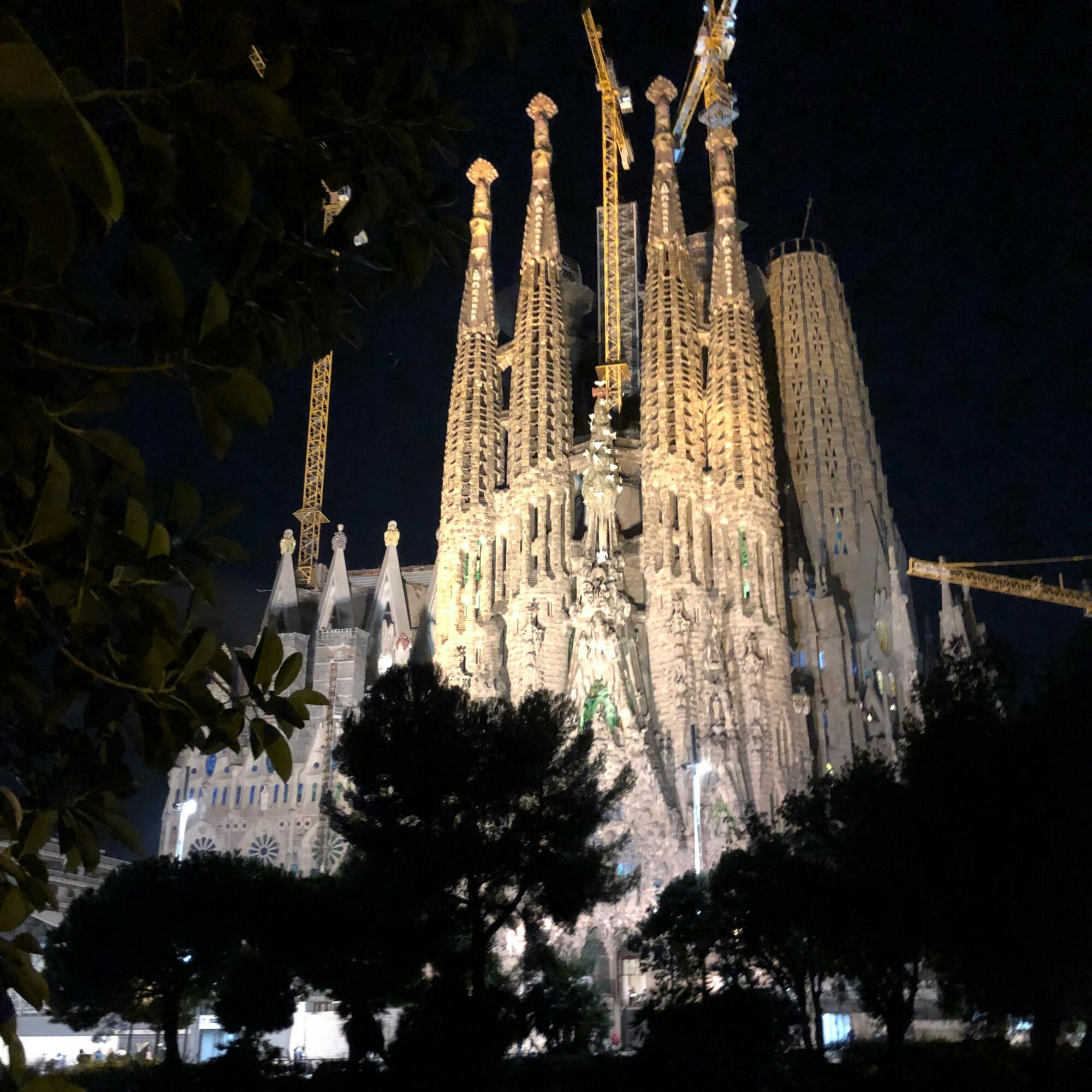 サグラダ ファミリア Sagrada Familia の投稿写真 感想 みどころ スペイン サグラダファミリア バルセロナ ライトアップ トリップノート