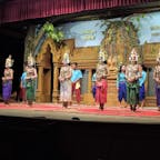 アプサラダンスショー ／カンボジア

時間に余裕があればおすすめです。
US10ドルでたっぷりダンスショーと
ビュッフェの食事。
種類も豊富でそれなりに美味しかったです。ドリンクは別料金。
最後にはダンサーさんと撮影タイムあり。