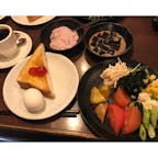 愛知 春日井市 豆三郎
飲み物代＋150円で デザート、
サラダバー、スープ、味噌汁、
トロロが食べ放題。もちろん
トーストと卵もね。
お腹 はち切れそう。