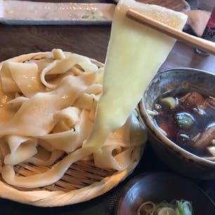 馬力屋
川幅鴨汁うどん
ゲゲゲの鬼太郎に出てくる一反木綿のようなうどんです。つるしこで美味しい。実は一反木綿ではなく開運末広がりな麺なのだそうだ。
「川幅うどん」とは埼玉県鴻巣市と吉見町の間を流れる荒川の川幅が日本一である事にちなんで誕生したB級グルメ。
鴻巣市内の飲食店で各店舗オリジナルの「川幅うどん」が提供されています。
#川幅うどん #川幅グルメ #埼玉県 #鴻巣市 #うどん #埼玉B級グルメ #B級グルメ #川幅日本一