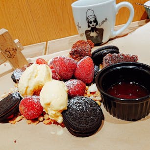 #カフェ #ランチ #ディナー #パフェ #アイス #愛知#名古屋

店↓
#CRUSTYCRUB

ハンマーで叩いて食べるパフェ？デザートです！

今回は、デザートを食べにいきましたが、ランチやディナーでは、蟹や貝等の魚介類をハンマーで叩いて食べるスタイルが人気です☆
パスタやリゾットもあります。