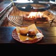 #長野県 #おやき #観光 #体験 

#おやき村

お爺さん、おばあさんがおやきを作って焼いてくれている姿を見ながら、おやきを食べることができます。
ホッと安らげる昔にタイムスリップした様な気分を味わえます。

おやきを買うと、お味噌汁と漬物がついてきました(^^)
焼きたておやき美味しくて最高でした！
