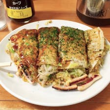 #麗ちゃん #広島
2016年10月

広島駅内にあるので到着したらまず麗ちゃんに並んで
#広島風お好み焼き を必ず食べます😋😋

ケチャップ🍅が入った珍しいソースが美味しい！
お好みソースがカープソースっていうのも広島愛⚾️💕