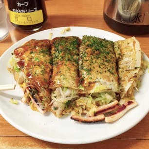 #麗ちゃん #広島
2016年10月

広島駅内にあるので到着したらまず麗ちゃんに並んで
#広島風お好み焼き を必ず食べます😋😋

ケチャップ🍅が入った珍しいソースが美味しい！
お好みソースがカープソースっていうのも広島愛⚾️💕