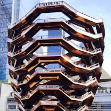 New York / Midtown Manhattan
Hudson Yards

ニューヨークの新名所「ハドソンヤード」にある独創的な設計の建物「ヴェッセル」。2500もの階段と、踊り場のみで構成されています。入場は無料ですが、Webサイトから時間指定の予約が必要になりますのでご注意を！

#hudsonyards #vesselnyc #newyorkcity #ニューヨーク旅行 #ilovenewyork