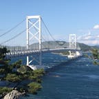 鳴門大橋は、橋の下が渦の道として歩くことができます。
淡路島と四国の間の狭い海峡は流れが早くて運が良ければ大きな渦潮が真下に見られます。