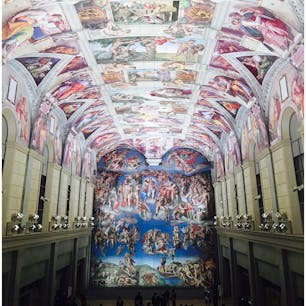 大塚国際美術館 
バチカンのサン・ピエトロ大聖堂に行ったかのような錯覚になります。
世界中の名画が実物大で陶板に再現されていて、写真も撮れます。