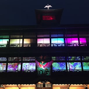 道後温泉本館
夜7時からプロジェクションマッピングが始まります。火の鳥をテーマにしたプロジェクションマッピングと歴史的建造物とのコラボは必見です。