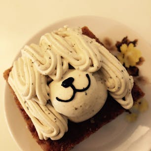 こちらもカフェハイウェストのケーキ。
こちらは紅茶風味。甘いの苦手っ子の娘も完食！