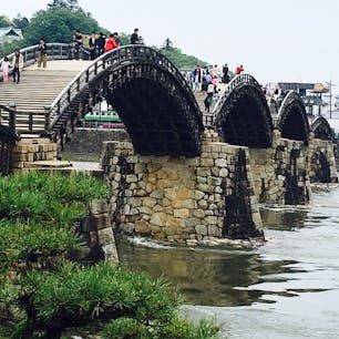 錦帯橋
木材の組み合わせと和釘を使った匠の技です。