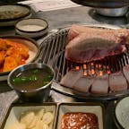 제주돈사돈🐷
合井(ハプチョン)にあるサムギョプサルのお店。
めちゃくちゃ分厚いお肉を店員さんが最後まで
焼いて、切ってくれるので、出来上がる過程も
じっくり楽しんで見ることが出来ます✨
出来上がったお肉の味はもちろんとても
美味しいです🤤💕

#韓国 #ソウル #弘大 #ホンデ #サムギョプサル
#夜ご飯