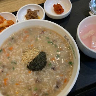 본죽🍚🥄
明洞にあるおかゆのお店。
種類が豊富で、辛く無いものもあるので
朝食や、お腹の休憩に丁度良いです😌
朝も結構混んでいましたが、回転が
早いのですぐ入る事が出来ました！

#韓国 #ソウル #明洞 #朝ごはん