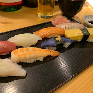 英🍣
京都の錦市場にある立ち食い寿司屋。
とても美味しいのにリーズナブルに
いただく事が出来ます！

#京都 #錦市場 #昼ごはん #寿司