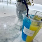 MODEROBE🍹🌼
大阪にあるアパレルショップに併設されているカフェ。
2種類の飲み物を選べるカップがあり、
選ぶことも見た目も楽しいです。
飲んだ後は可愛い服も見ていけるのでオススメです✨

#大阪 #大阪カフェ #カフェ