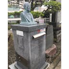 前島密翁記念ポスト
「郵便の父」と言われ、1円切手にもなっている前島密の像がのるポストです。
前島密の墓所である浄楽寺（横須賀市）前に、没後95年を記念して2014年に設置されました。

#ポスト #変わりポスト #前島密 #神奈川県 #横須賀市 #浄楽寺 #郵便局