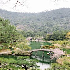 栗林公園🌸🍡
公園内はとても広く、
桜も咲いていて綺麗でした。
途中で団子も売っているので、
景色を見ながら団子を食べれて
幸せでした✨
口元拭くのにウェットティッシュは
必需品です🤭

#香川 #散歩 #景色 #小旅行 #ドライブ