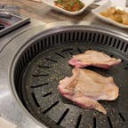 853🐮
仁寺洞(インサドン)にある
サムギョプサルのお店です！
行った時は結構混んでいて
賑やかな雰囲気でした☺️
お店も綺麗で、店員さんがお肉も焼いて
切ってくれるので入りやすいお店だと
思います✨

#韓国 #ソウル #サムギョプサル #夜ご飯