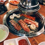 #弘大 #ソウル #韓国
2016年12月

韓国と言えば #サムギョプサル 🥩
弘大は焼肉屋が本当にたくさん！
#ケランチム 初めて食べてハマった...😋

弘大は学生街で、ストリートダンサーやシンガーを囲って
みんなで騒いでいる感じがすごく良かった😊💕