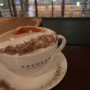 Locolab🐢☕️
수송동(スソンドン)にあるカフェ。
夜に行きましたが、店内は落ち着いた雰囲気で
その時は人も少なかったのでゆっくり
過ごす事が出来ました✨
席数もたくさんあり、どこに座っても内装を
楽しめるようになってます☺️

#韓国 #ソウル #韓国カフェ #夜カフェ