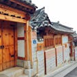 #北村韓屋村 #ソウル #韓国
2016年12月
 
瓦屋根や石造りもだけど窓とドアの感じも好き😊
窓の横についてるのはポスト📮かなあ🤔🤔