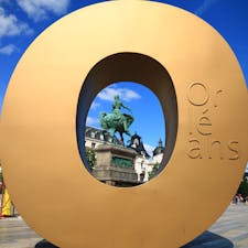 ▶︎フランス🇫🇷オルレアン

次のGWに海外旅行に行く予定を計画したいなら、王道に少し+αをして、パリから電車で約1時間のオルレアンに行ってみるのはいかがでしょうか？

1429年5月8日に、ジャンヌ・ダルクがイギリス軍からオルレアン包囲を解放したとされているため、毎年4月下旬から5月上旬にはジャンヌ・ダルク祭が行われています⚜️

この時期オルレアンが最も活気に溢れているので、是非あのジャンヌ・ダルクが現代でもいかにオルレアンの市民たちから讃えられているか肌で感じてきてください😊

オルレアンのサント・クロワ大聖堂は、外見がパリのノートル・ダム大聖堂に似ていますが、最大の見所は内部のジャンヌ・ダルクの生涯を描いた、巨大な絵画のようなステンドグラスです⛪️