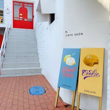 CAFE SKON🍪☕️
弘大(ホンデ)にあるカフェ。
店内も雑貨が売ってあり
可愛らしい雰囲気です☺️
カフェの名前にもあるので
スコーンを注文してみると、
ジャムやバターも一緒についてきて
本当に美味しかった、、、！
このカフェ近辺にも可愛いカフェが
ちらほらあったので次回行ってみたい🤫💕

#韓国 #ソウル #韓国カフェ #カフェ