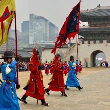 #景福宮 #ソウル #韓国
2016年12月

縦列横列が揃いすぎていて、歩く歩幅や速さもぴしっと
揃っていて20分間見ていて全然飽きなかった🚶‍♂️🚶‍♀️
日体大の集団行動を思い出しちゃった😆笑

今度行く時は #光化門守衛儀式 の方を見てみたい😊😊