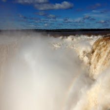 【イグアスの滝 アルゼンチン側】
世界三大瀑布のひとつ。水量世界一を誇る滝です。訪れる方は、是非ブラジル側とアルゼンチン側両方見てください！