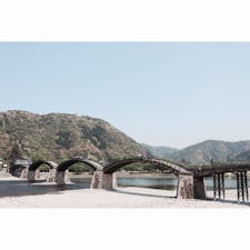 2019.5.13
とても綺麗な木造の橋。
ロープウェイに乗って岩国城まで行ってきました。
城の隣にある休憩所では錦帯橋の構造や歴史を映像で見ることが出来ました。
何も知らずに渡った行きは景色の美しさばかりに目を魅かれましたが、
歴史を知った帰りはとても感慨深かったです。