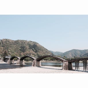 2019.5.13
とても綺麗な木造の橋。
ロープウェイに乗って岩国城まで行ってきました。
城の隣にある休憩所では錦帯橋の構造や歴史を映像で見ることが出来ました。
何も知らずに渡った行きは景色の美しさばかりに目を魅かれましたが、
歴史を知った帰りはとても感慨深かったです。