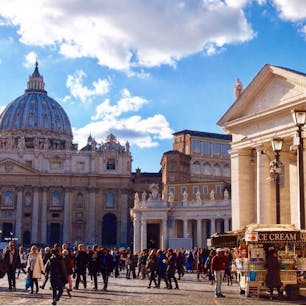 #サン・ピエトロ広場 #バチカン市国
2017年2月

バチカンは本当に本当によかった...🇻🇦
広いローマ🇮🇹のオマケのような気持ちで行ったけど
この世界一小さな国の方が大好きになりました...🥺🥺