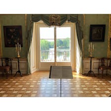 ワルシャワ 、ワジェンキ宮殿。
窓から見える景色がとても綺麗。小さいけどセンスがいい宮殿でした。
戦後再建された建物なので、小綺麗です。