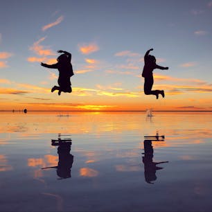 ずーっと行きたかったウユニ塩湖。
星空、朝焼け、サンセットまで、丸一日大満喫！
最後のジャンプが一番跳べました♫