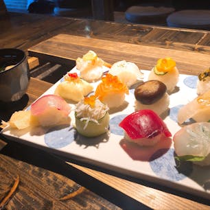 道後温泉、ハイカラ通りにあるお店にて手まり寿司👌